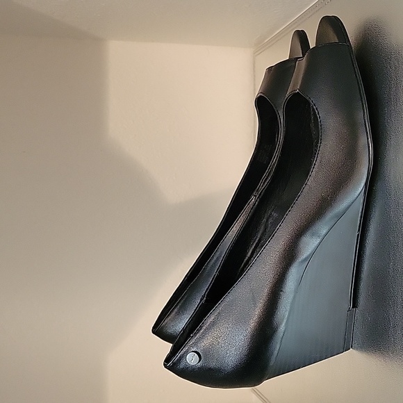 NWOT Calvin Klein Black Faux Leather Shelley 2.75" Peep Toe Wedges - Picture 3 of 9